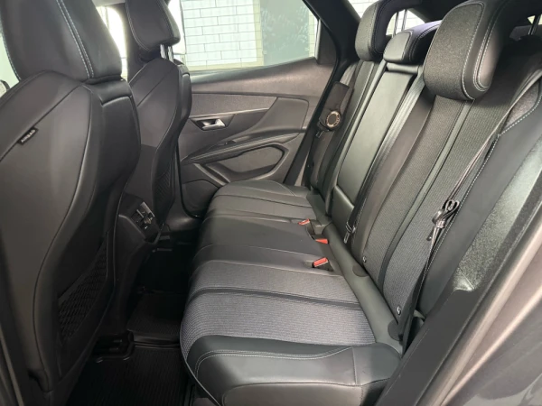 Peugeot 3008 Allure pack EAT8 130 cv 17