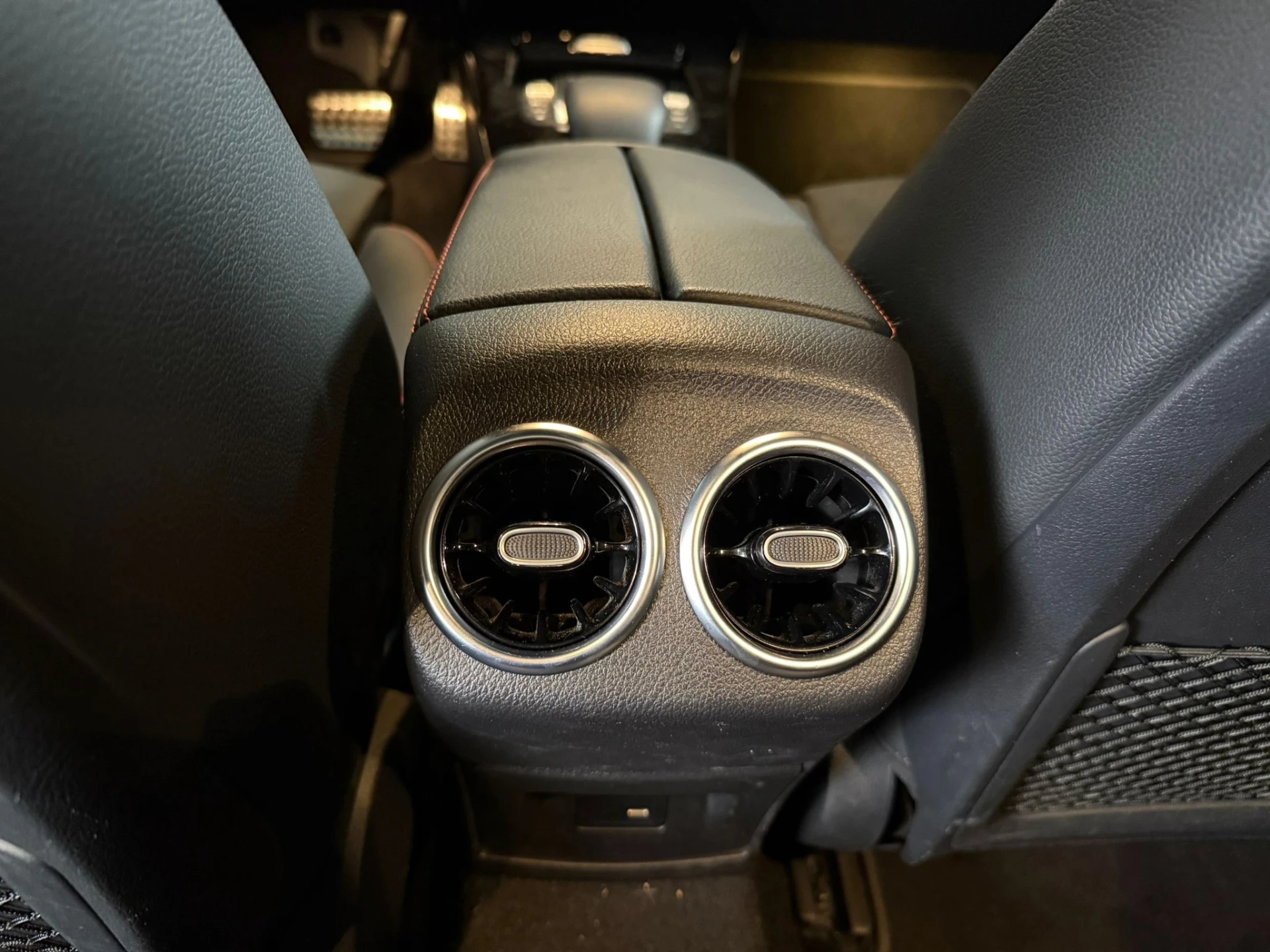 Mercedes-Benz CLA 250 e Shooting Brake AMG Line 18