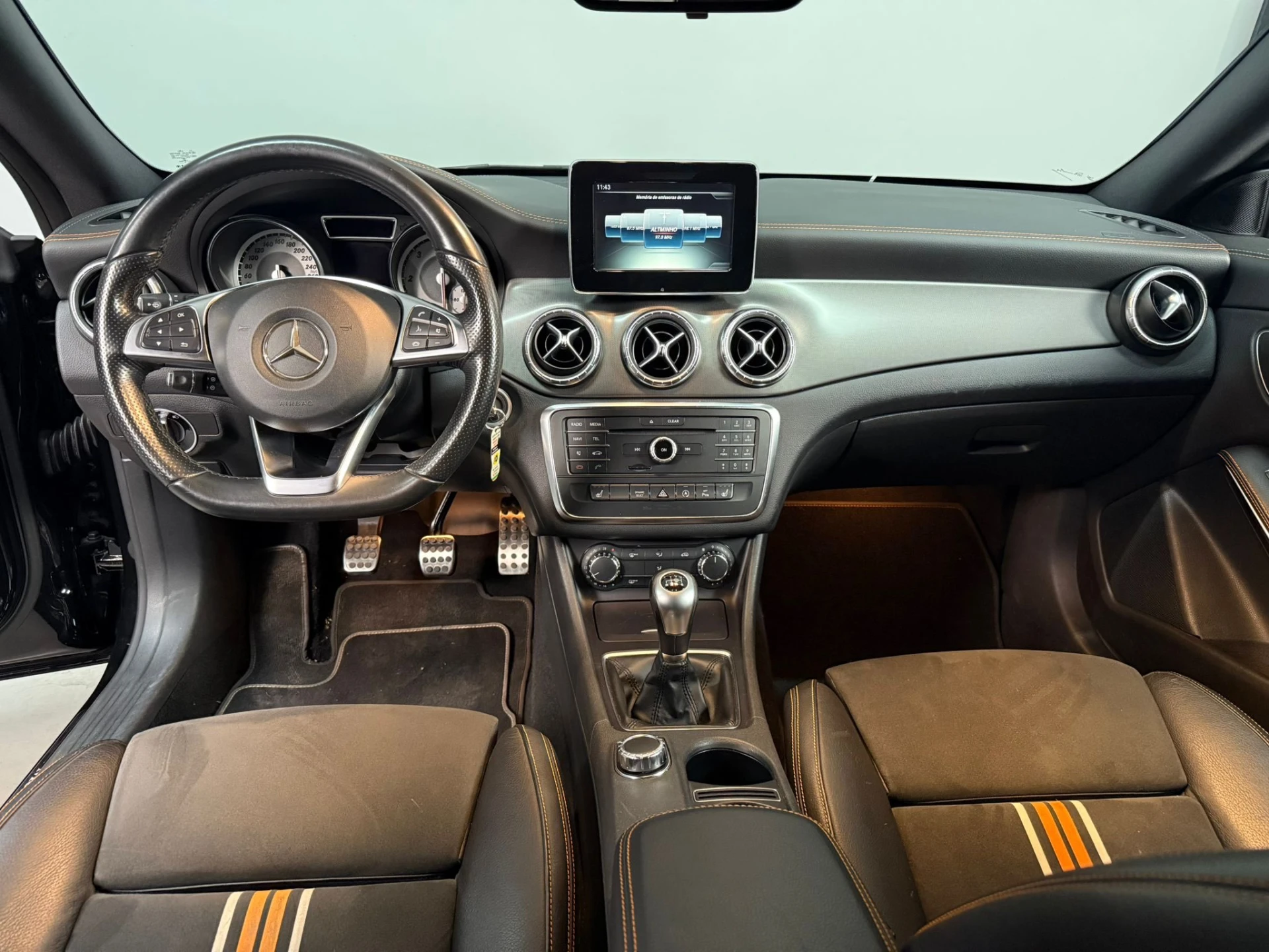 Mercedes-Benz CLA 200 d Shooting Brake AMG Line 14