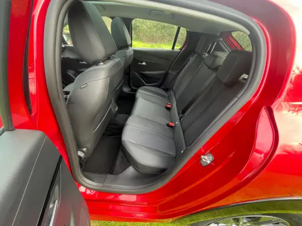 Peugeot e-208 Allure 11