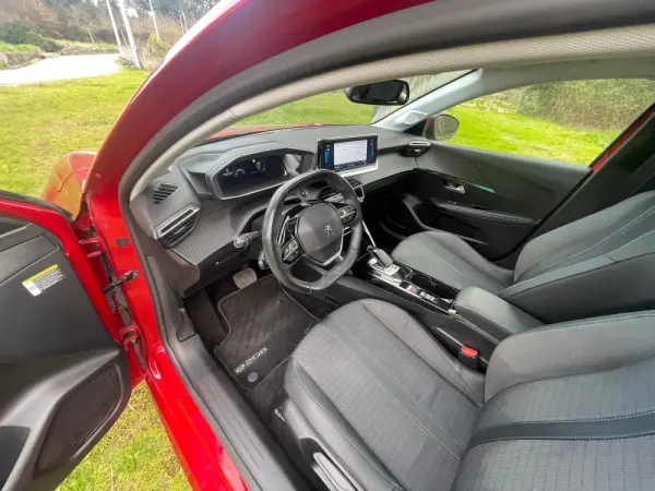 Peugeot e-208 Allure 8