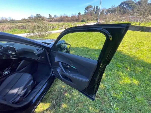 Peugeot e-2008 50 kWh Allure 21