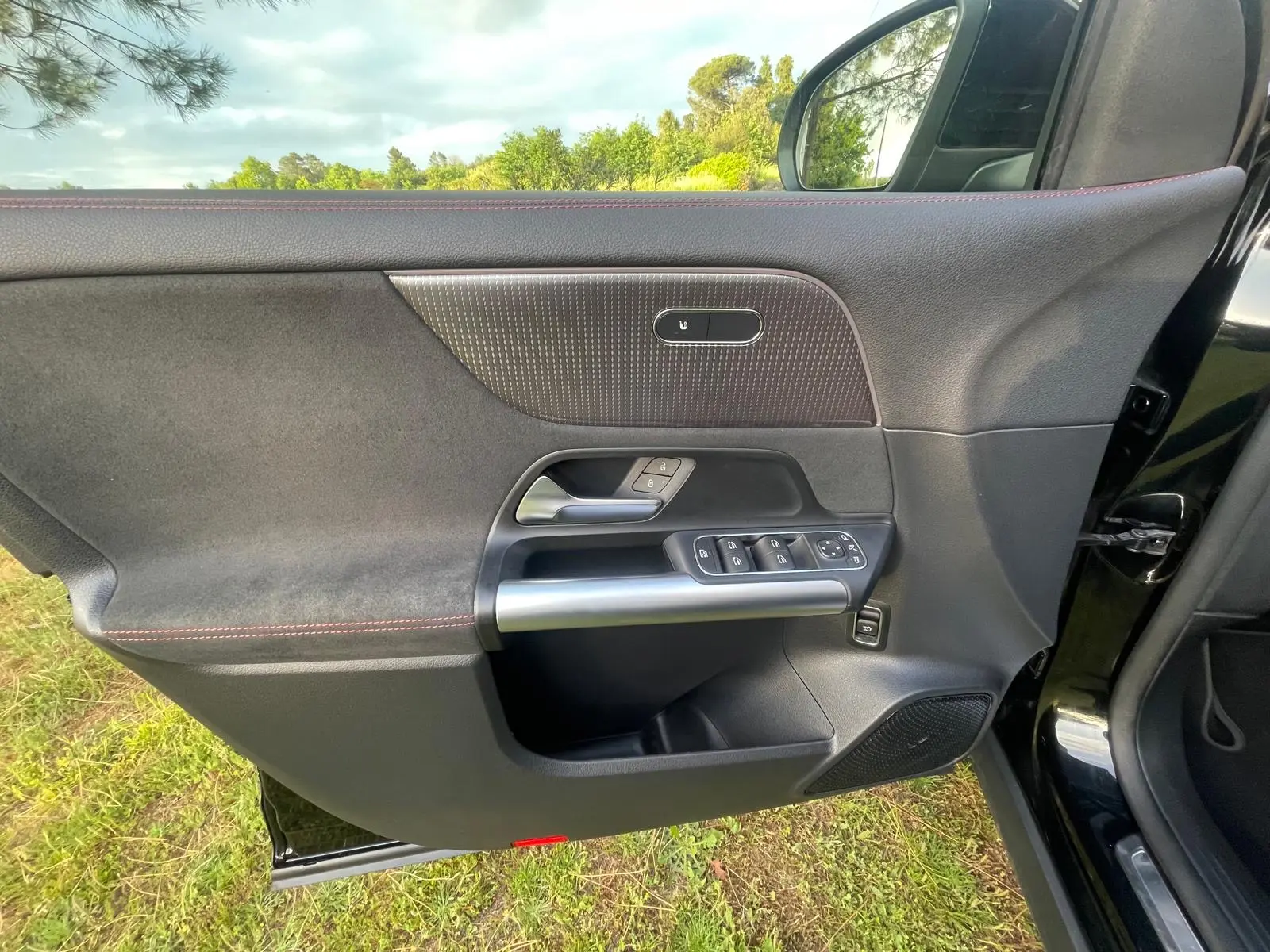 Mercedes-Benz EQA 250+ AMG Line 12