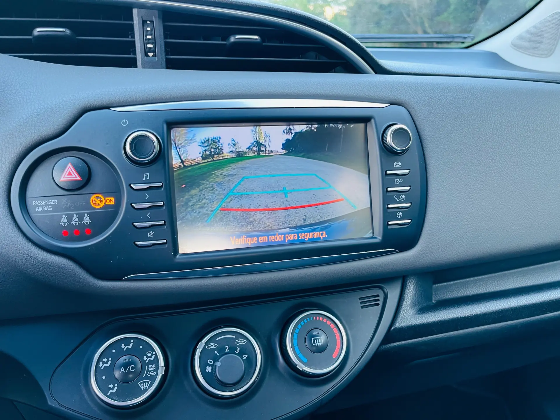 Toyota Yaris Exclusive 12