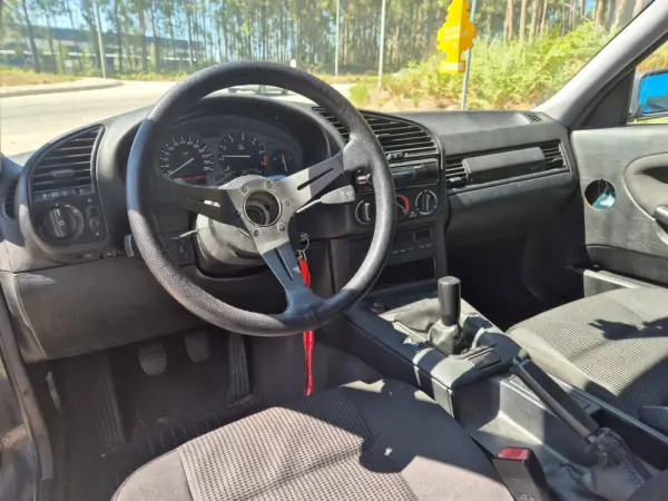 BMW 318 iS Coupé 12