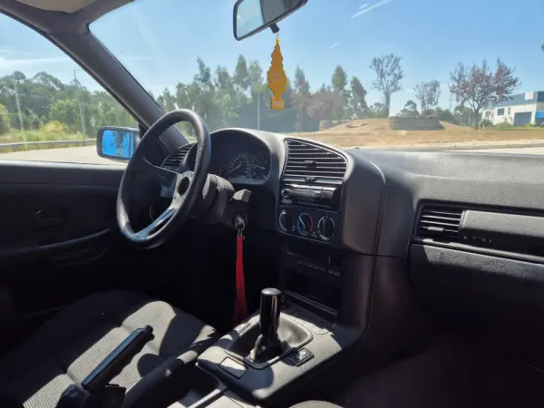 BMW 318 iS Coupé 13