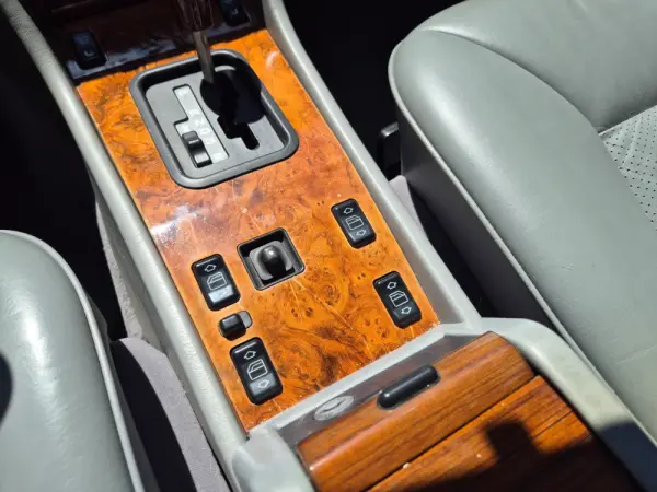 Mercedes-Benz 230 Outro 31