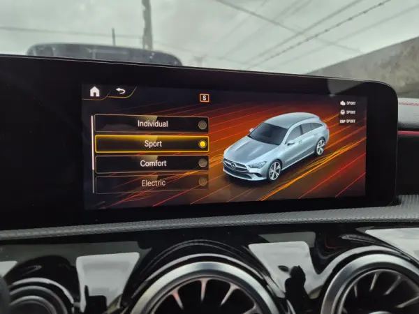 Mercedes-Benz CLA 250 e Shooting Brake AMG Line 30