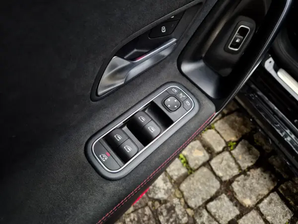 Mercedes-Benz CLA 250 e Shooting Brake AMG Line 36