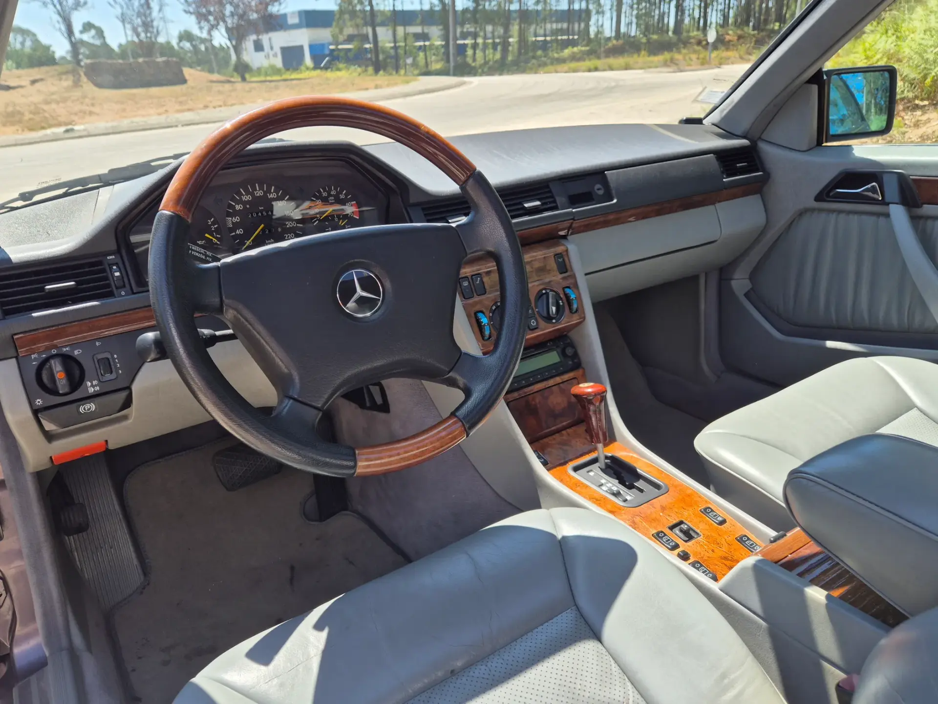 Mercedes-Benz 230 Outro 22