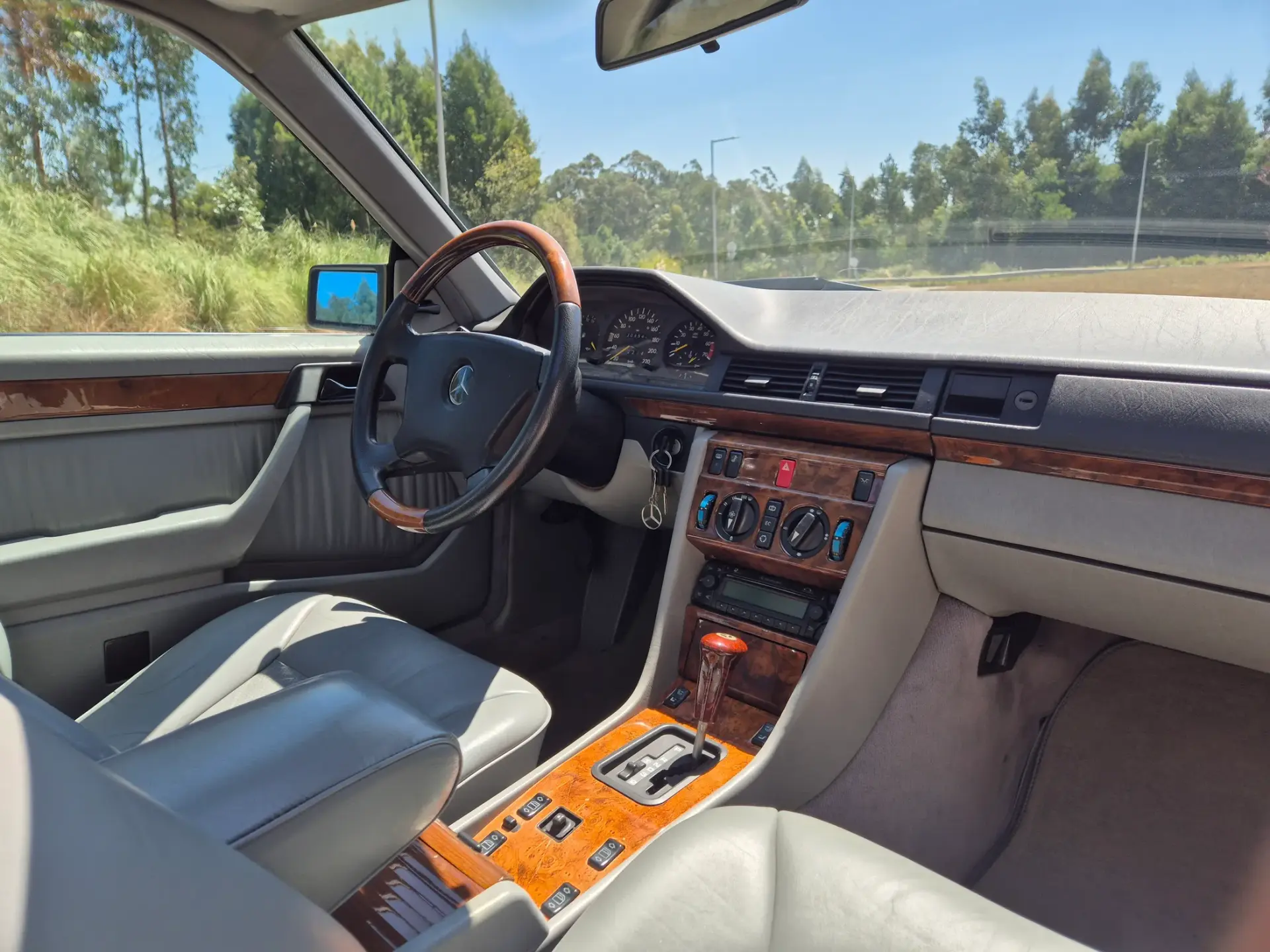 Mercedes-Benz 230 Outro 24