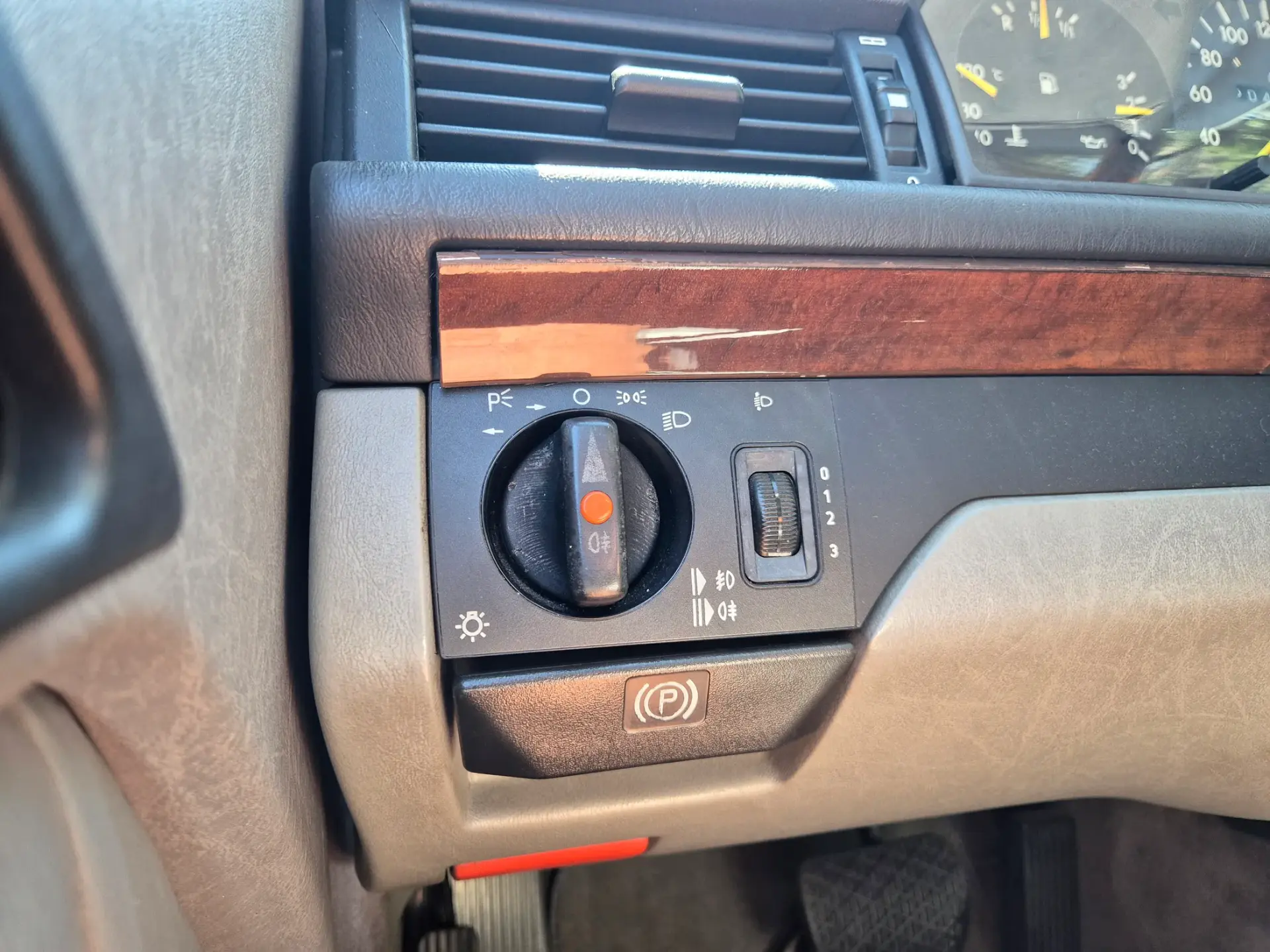 Mercedes-Benz 230 Outro 28