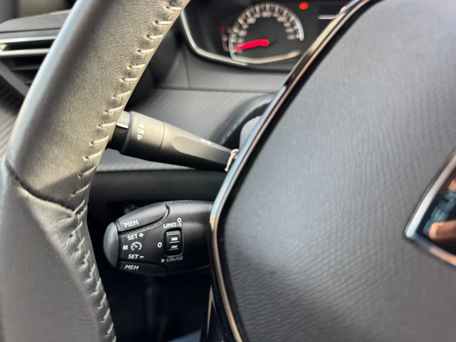 Peugeot 208 1.2 Puretch 28