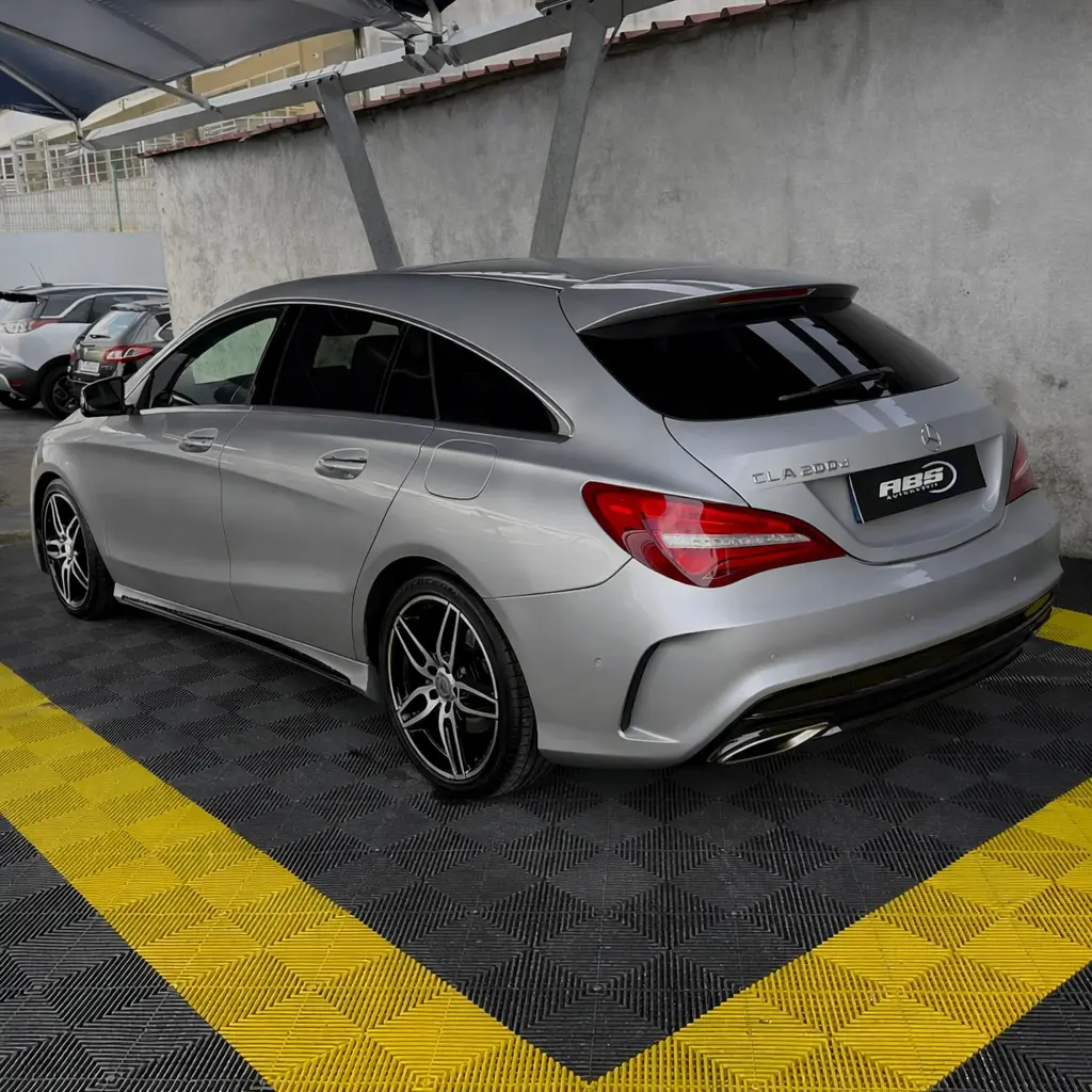 Mercedes-Benz CLA 200 d Shooting Brake AMG Line Aut. 4