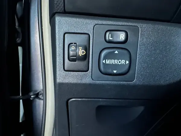 Toyota Yaris 1.0 VVT-i AC Manual 18