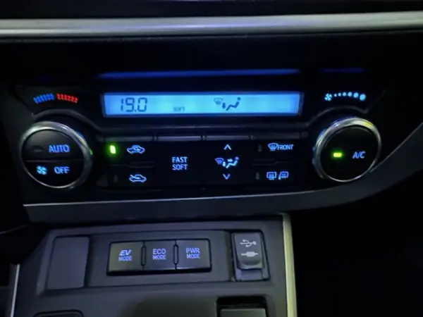 Toyota Auris Touring Sports 1.8 HSD Comfort +P.Sport+Navi 14