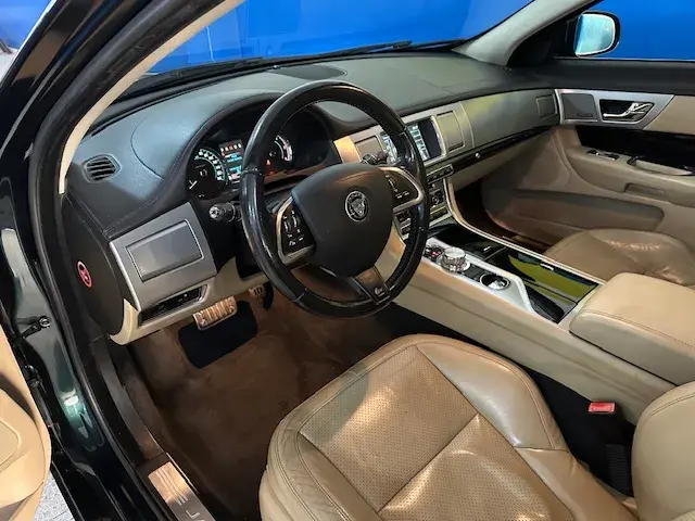 Jaguar XF 3.0 D V6 S Portfolio 159g 10