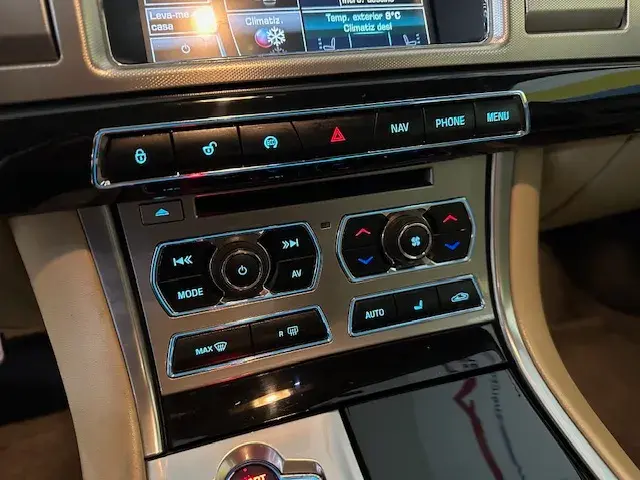 Jaguar XF 3.0 D V6 S Portfolio 159g 14