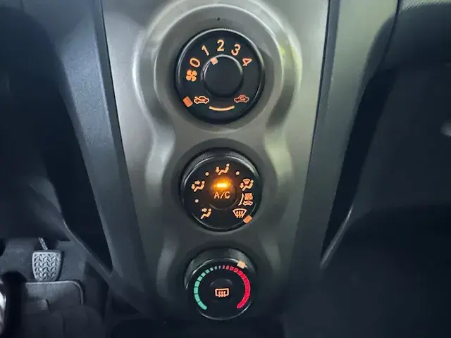 Toyota Yaris 1.0 VVT-i AC Manual 13