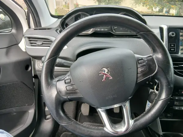 Peugeot 2008 1.6 BlueHDi Allure 10