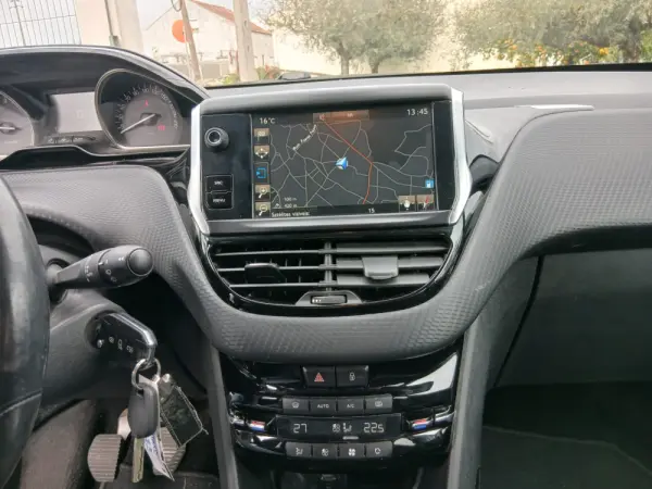 Peugeot 2008 1.6 BlueHDi Allure 8