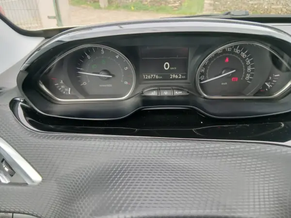 Peugeot 2008 1.6 BlueHDi Allure 9