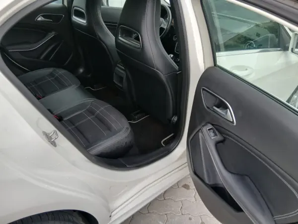 Mercedes-Benz A 200 Outro 10