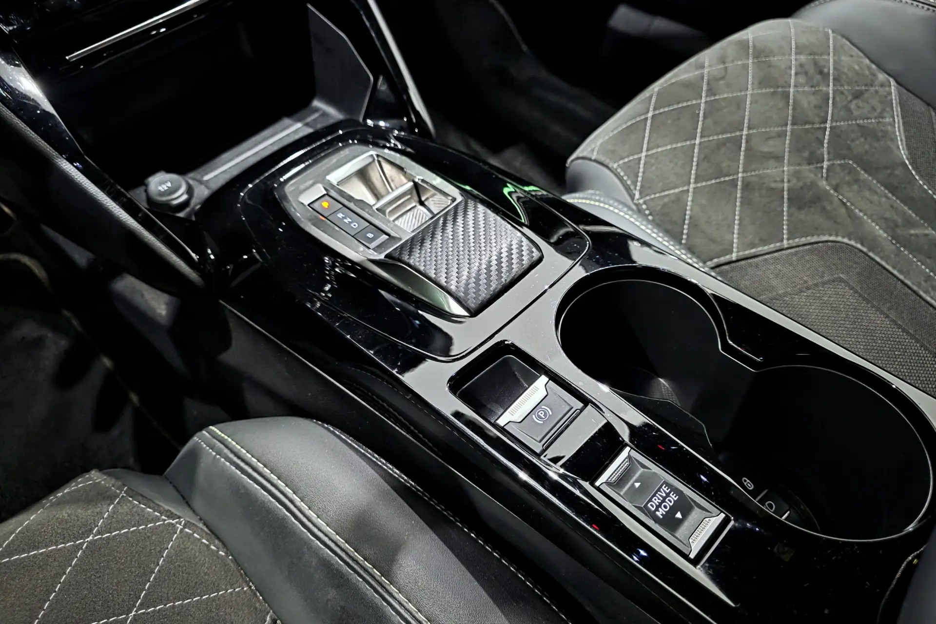 Peugeot e-2008 50 kWh GT Pack 26