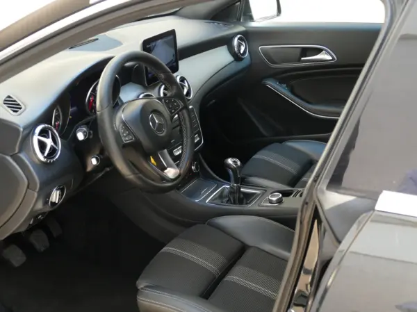 Mercedes-Benz CLA 180 d Shooting Brake Urban 19