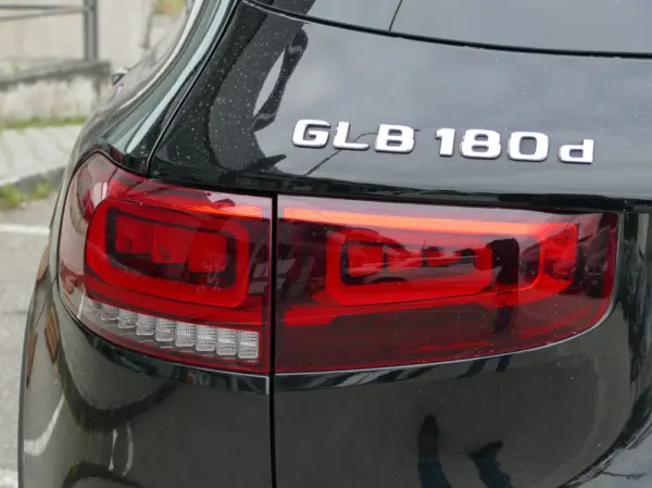 Mercedes-Benz GLB 180 d AMG Line 9