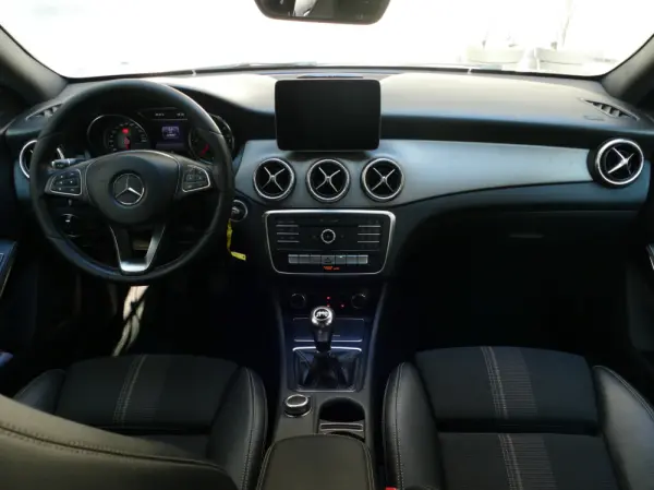 Mercedes-Benz CLA 180 d Shooting Brake Urban 32