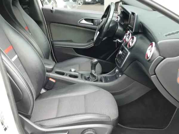 Mercedes-Benz A 180 d AMG Line 28