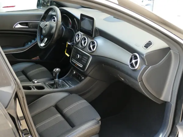 Mercedes-Benz CLA 180 d Shooting Brake Urban 22