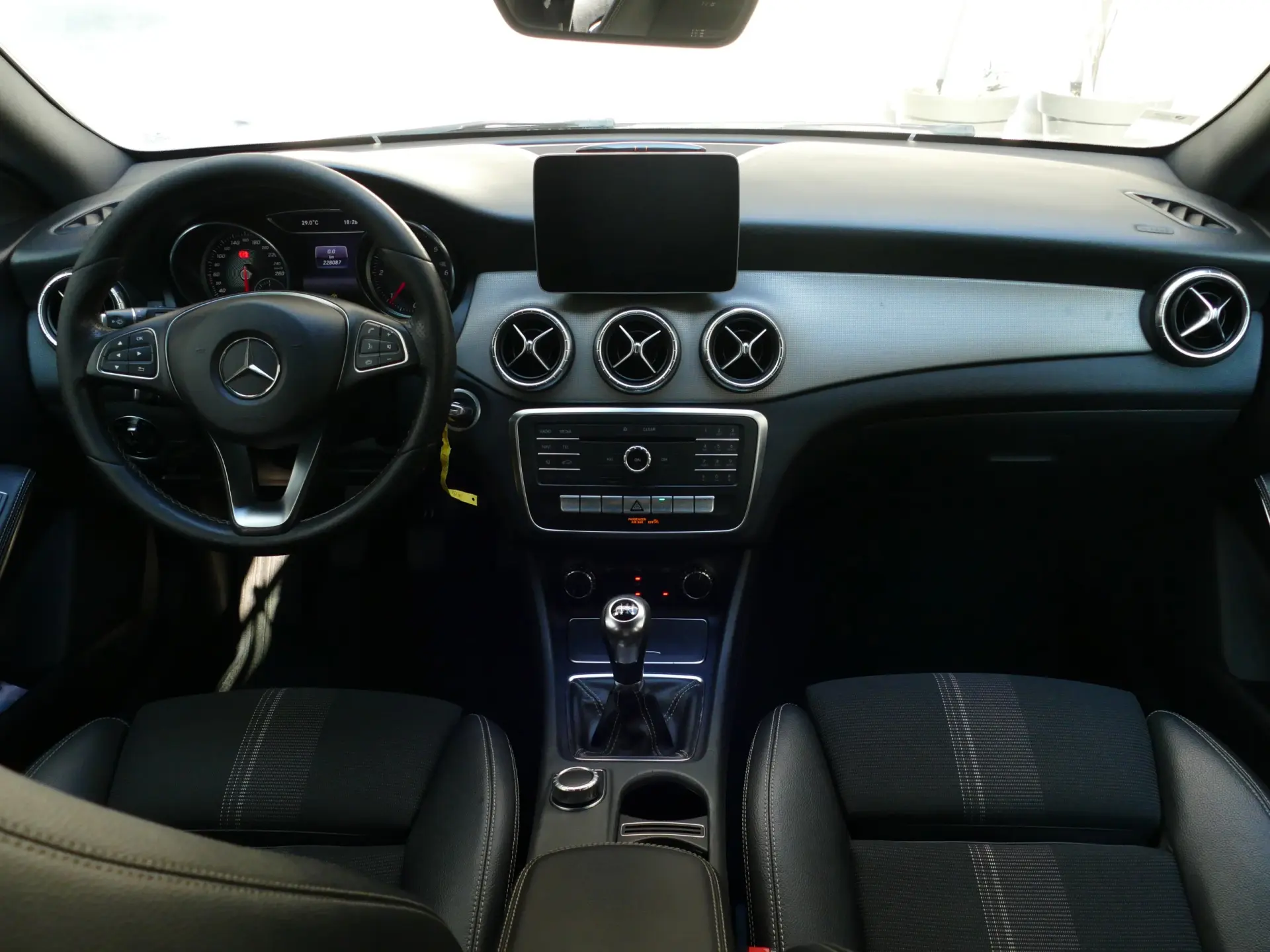 Mercedes-Benz CLA 180 d Shooting Brake Urban 32