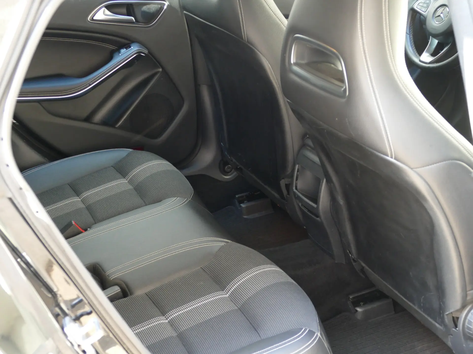 Mercedes-Benz CLA 180 d Shooting Brake Urban 25