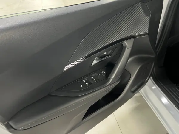 Peugeot 2008 1.2 Hybrid Allure e-DCS6 31