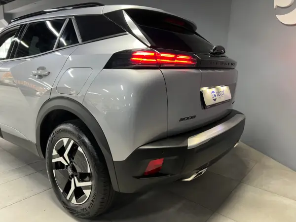 Peugeot 2008 1.2 Hybrid Allure e-DCS6 7