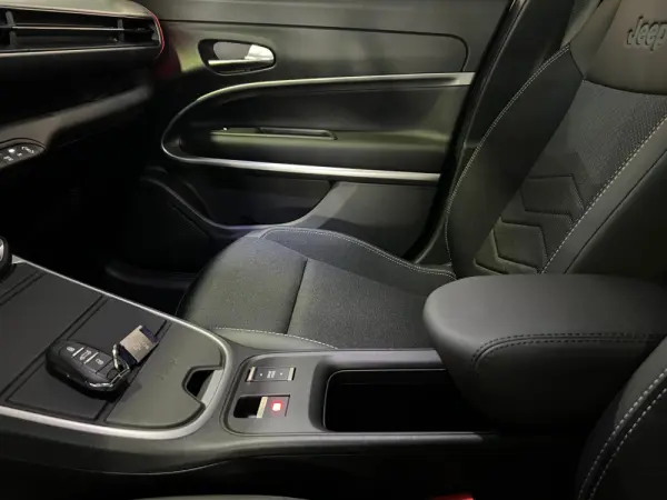 Jeep Avenger 1.2 e-Hybrid Summit DCT 16