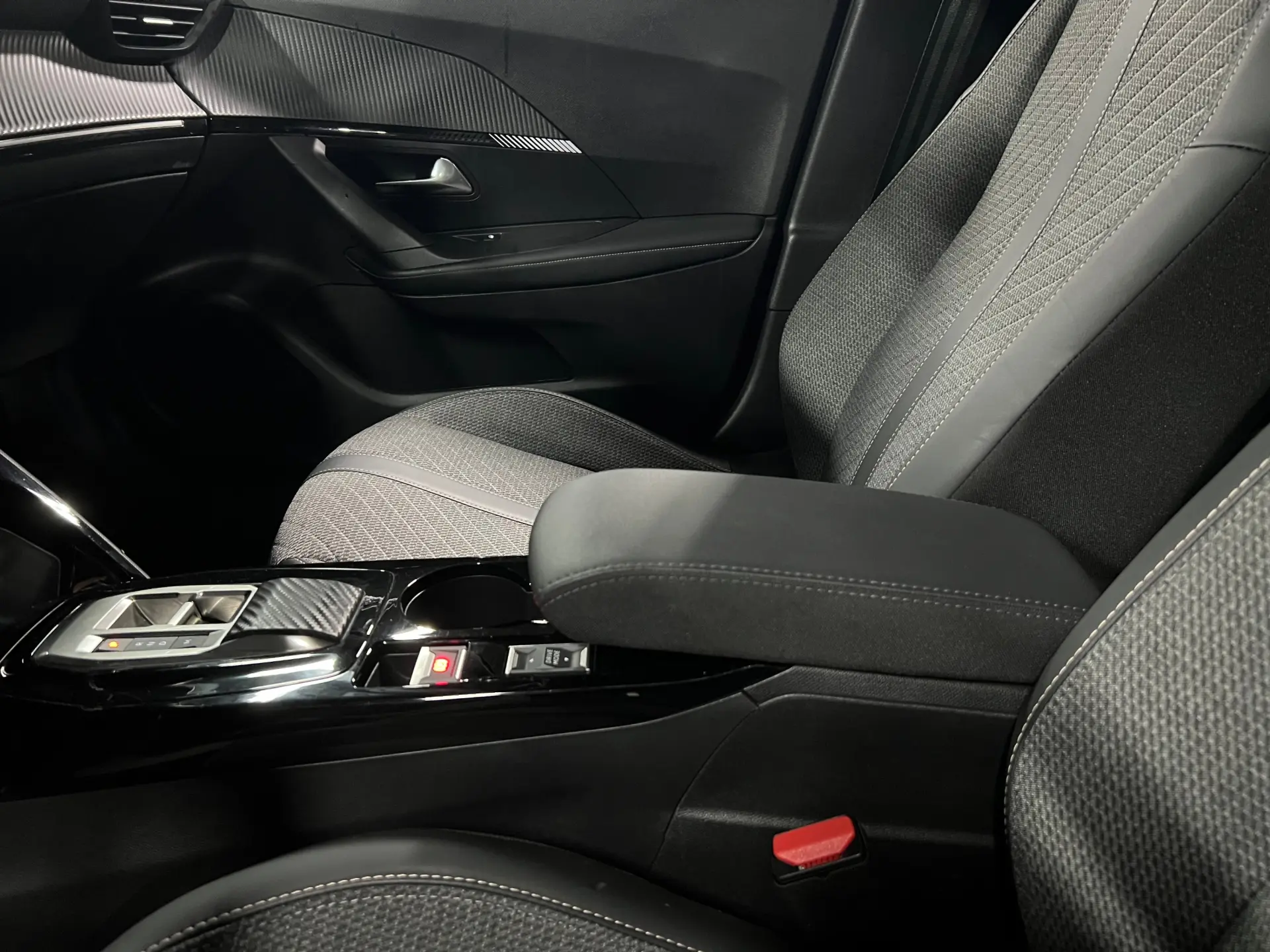 Peugeot 2008 1.2 Hybrid Allure e-DCS6 16