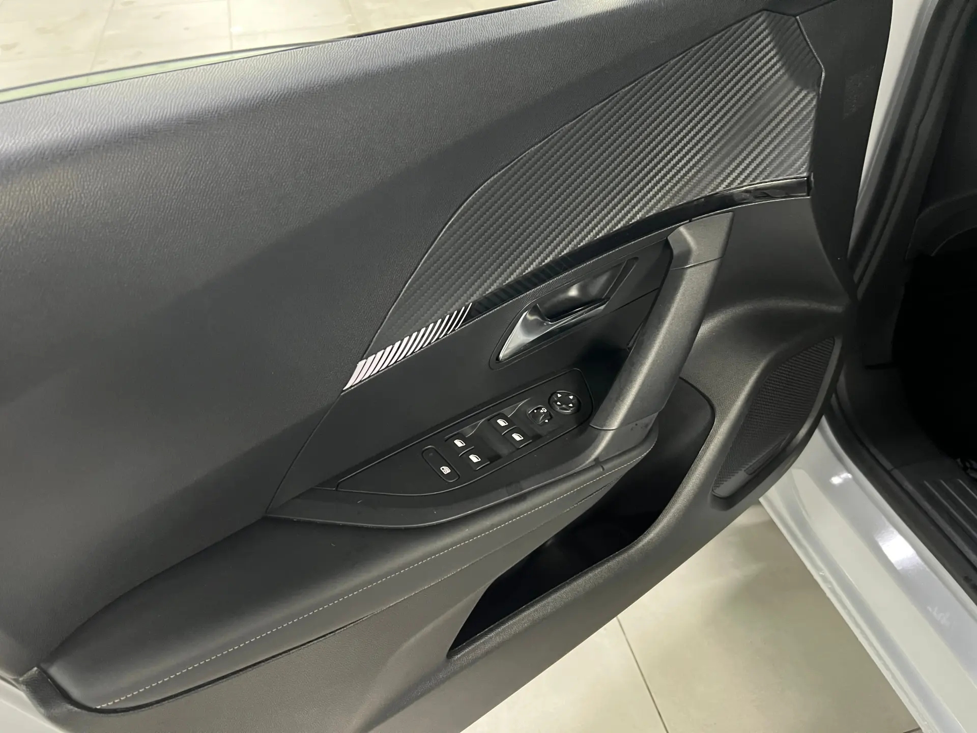 Peugeot 2008 1.2 Hybrid Allure e-DCS6 31