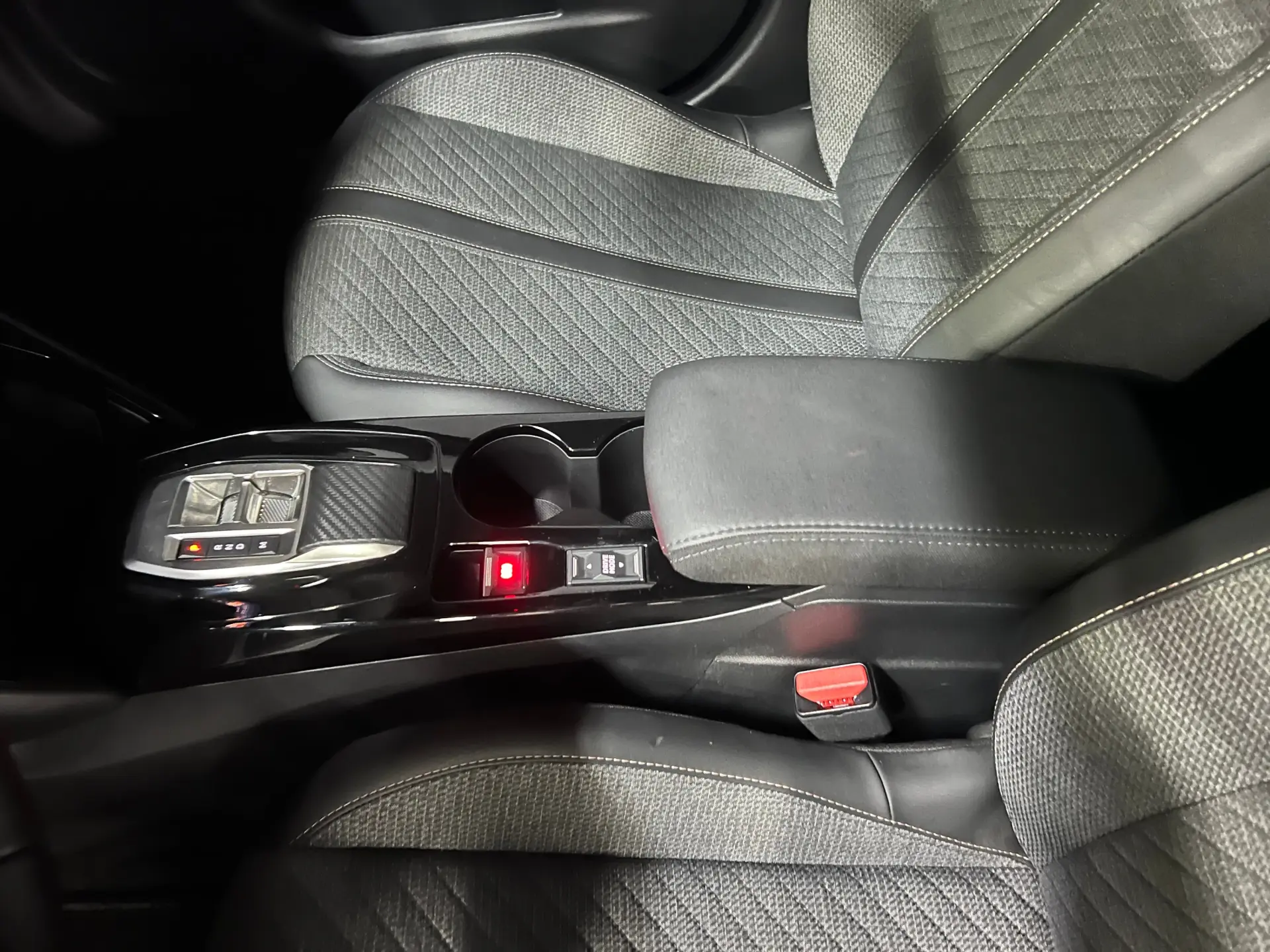 Peugeot 2008 1.2 Hybrid Allure e-DCS6 15