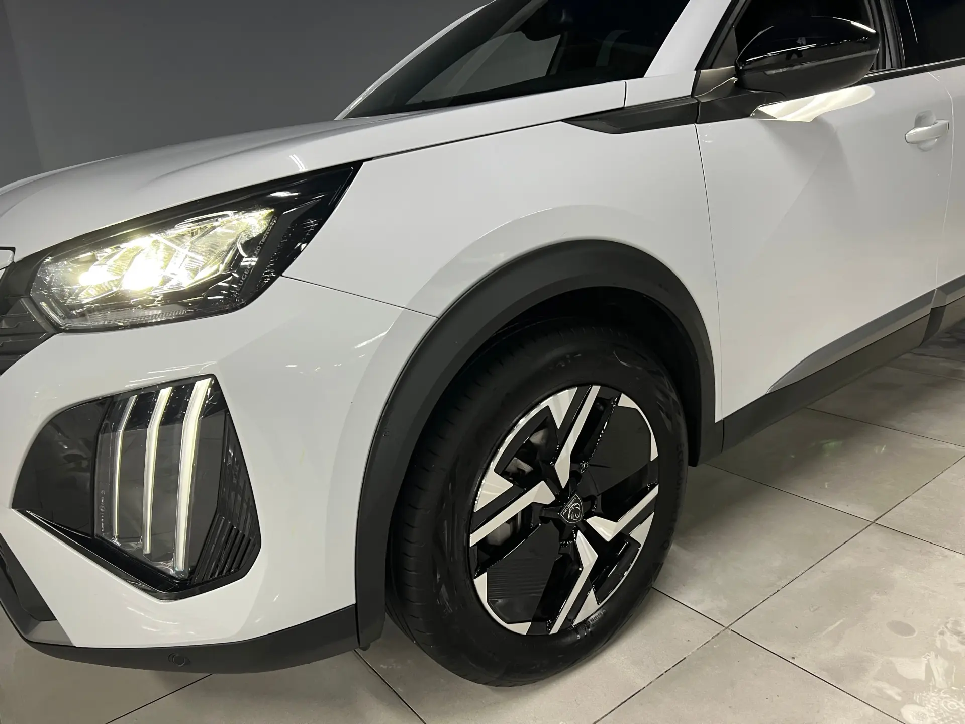 Peugeot 2008 1.2 Hybrid Allure e-DCS6 7