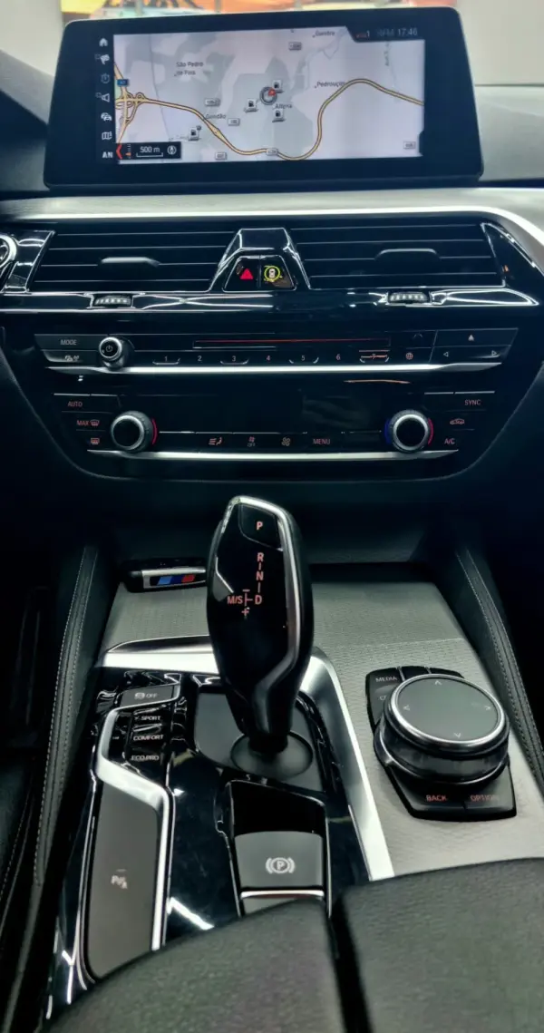 BMW 520 d Pack Desportivo M Performance 10