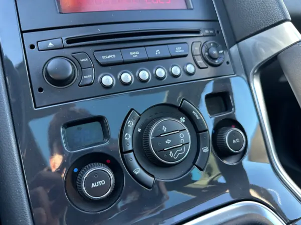 Peugeot 3008 1.6 HDi Premium 23