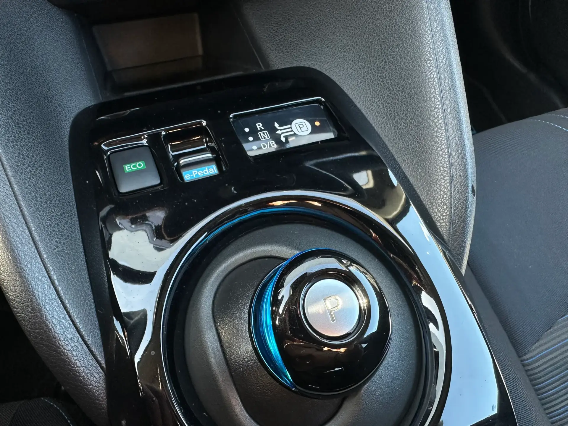 Nissan Leaf N-Connecta 25