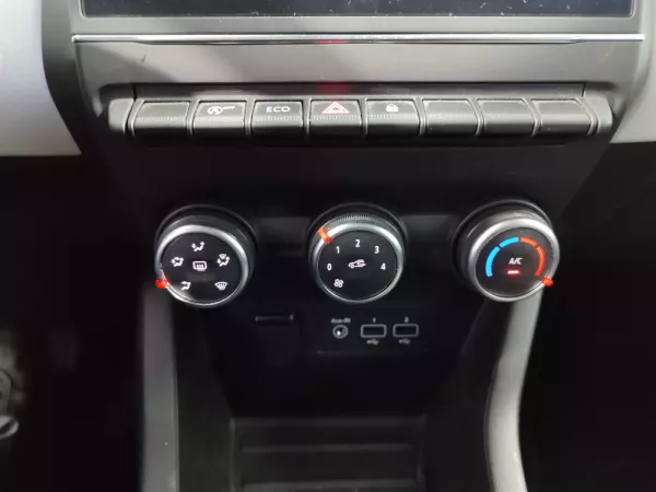 Renault Clio 1.0 TCe Techno Bi-Fuel 29