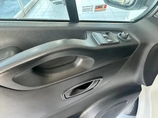 Renault Trafic 2.0 dCi L1H1 1.2T Intens 8