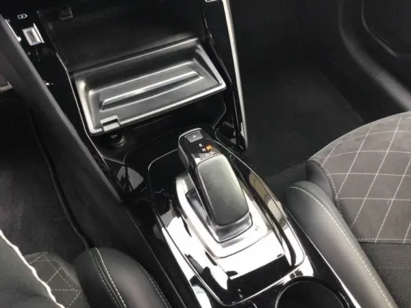 Peugeot e-208 GT-Line 5