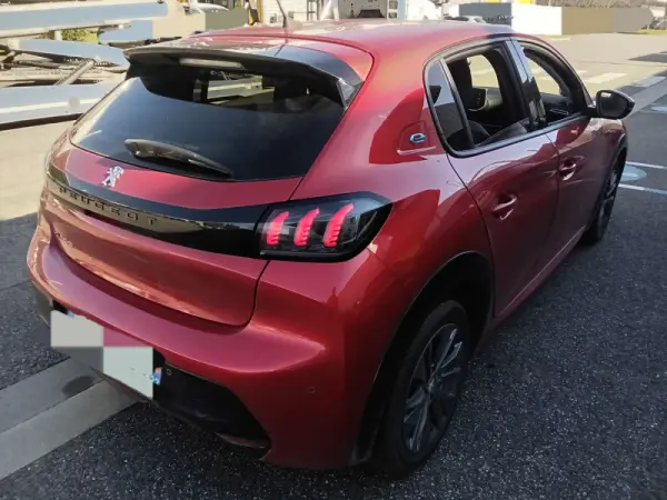 Peugeot e-208 Allure Business 3