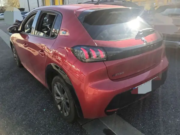 Peugeot e-208 Allure Business 4